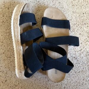 Cushionaire platform espadrille sandals (Size 11w)